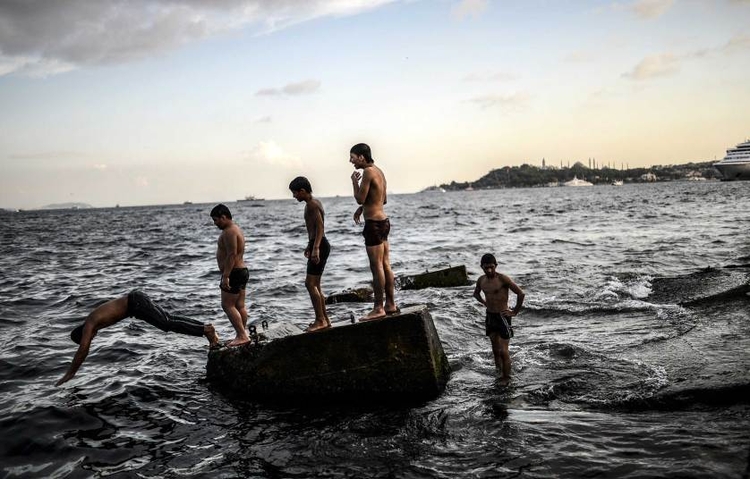 fot. Bulent Kilic / AFP / Getty Images / 8 sierpnia 2014
Syryjscy uchodźcy pływają w wodach cieśniny Bosfor